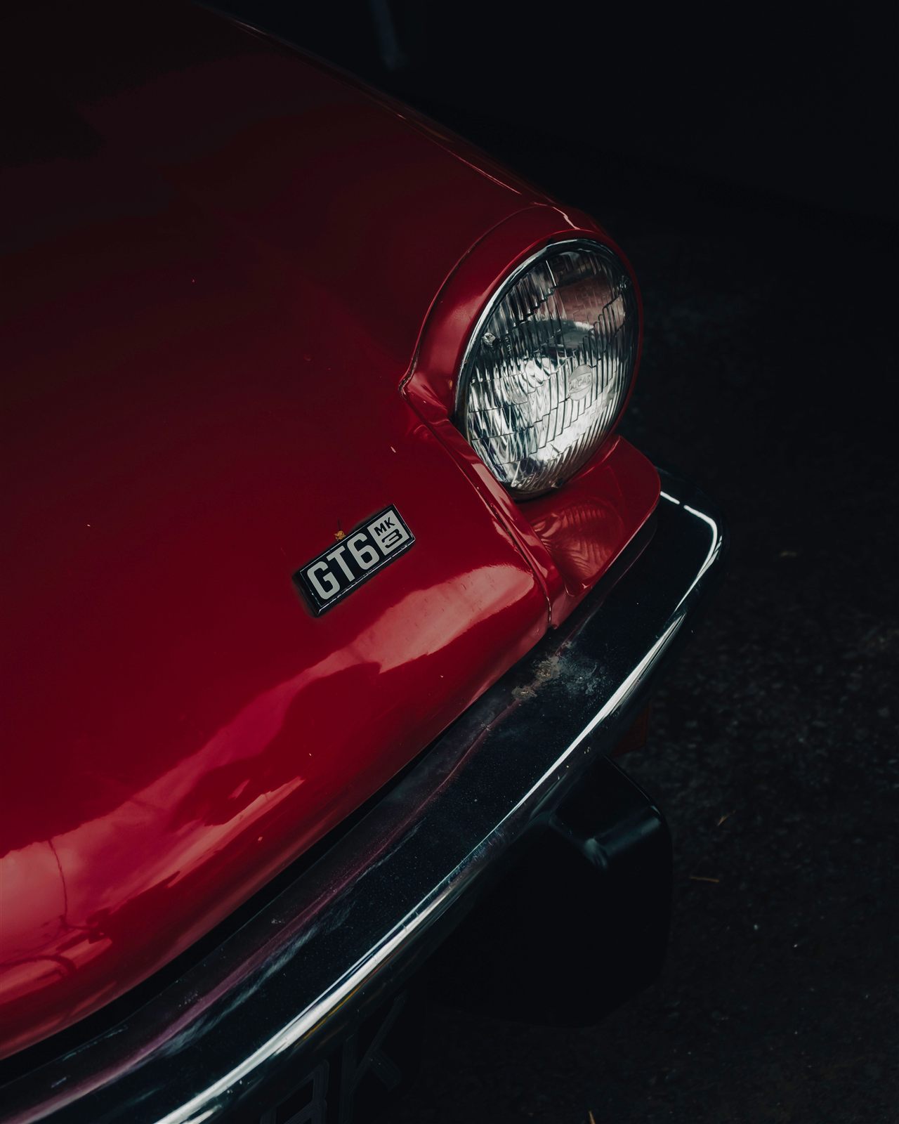 Detalle del distintivo GT6 en la carrocería de un vehículo clásico
