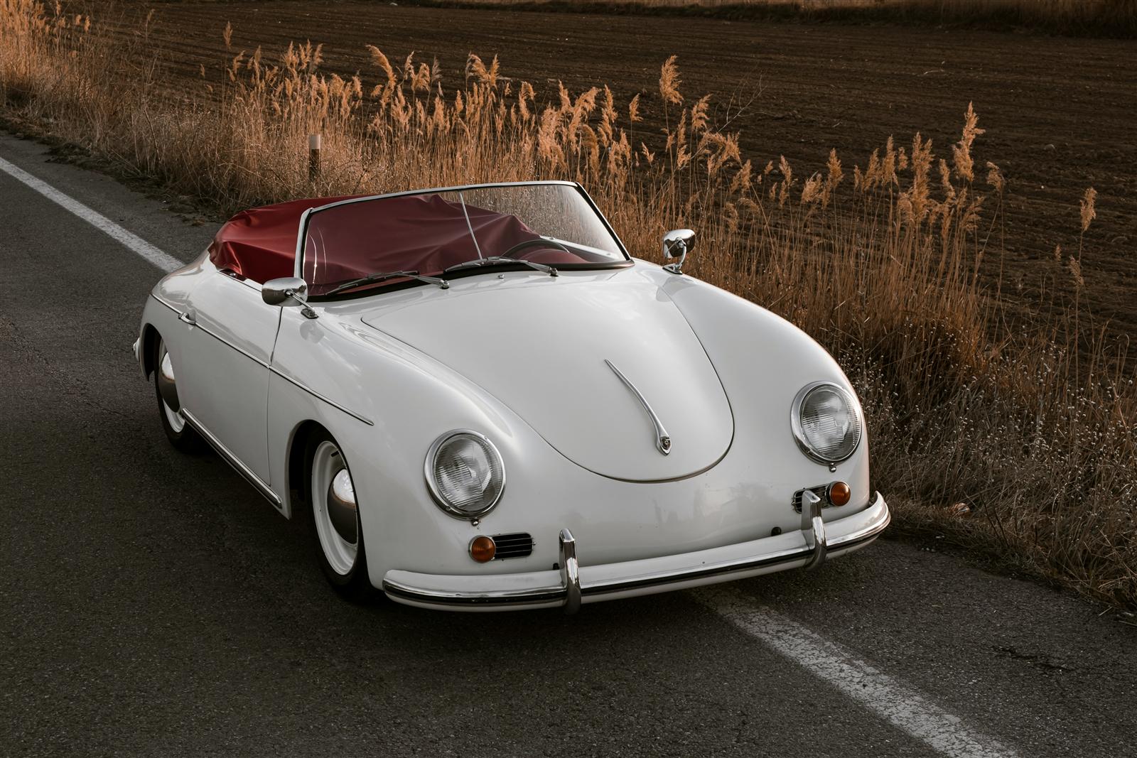 Porsche 356 Speedster clásico blanco en una carretera secundaria