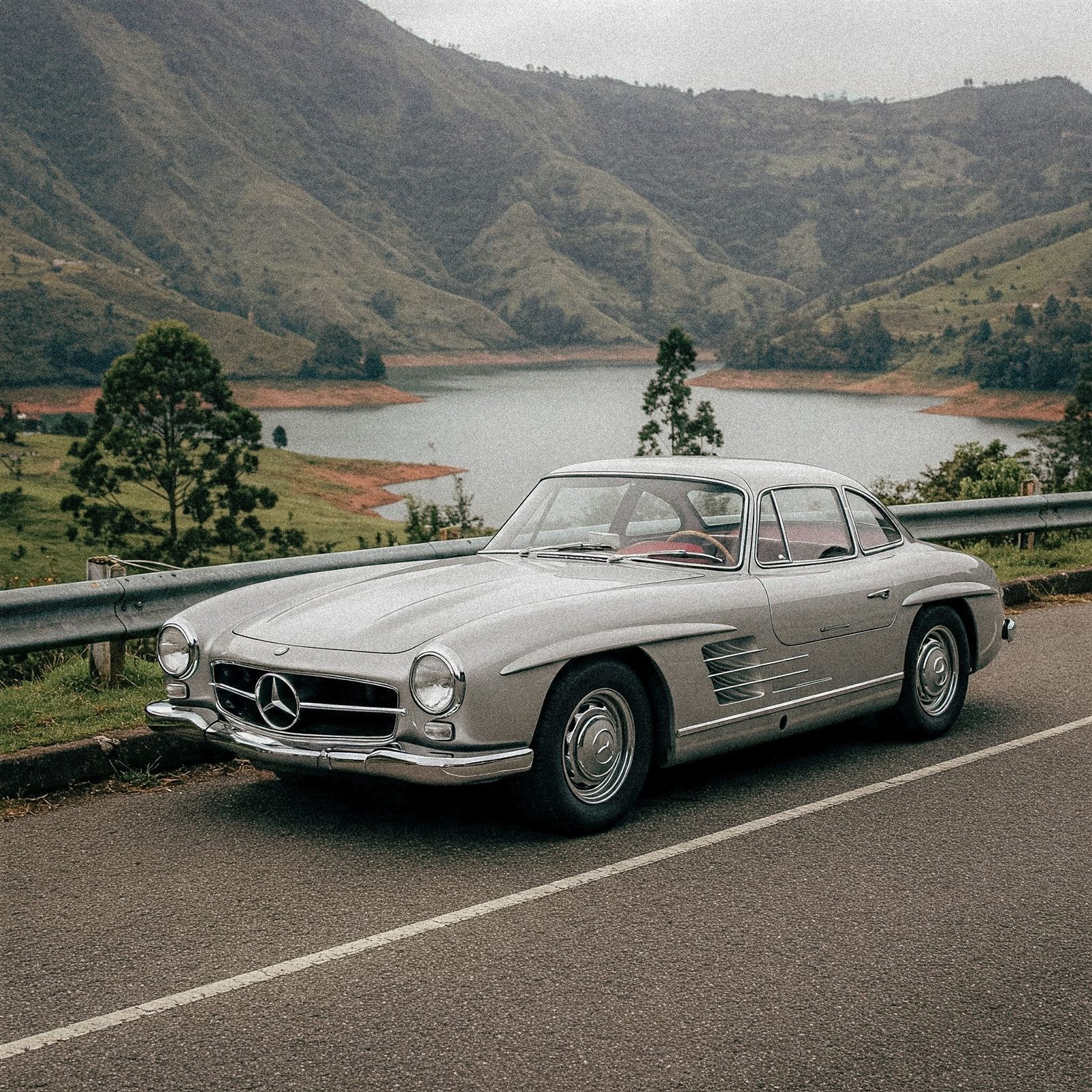 Mercedes-Benz 300 SL circulando por una carretera de montaña