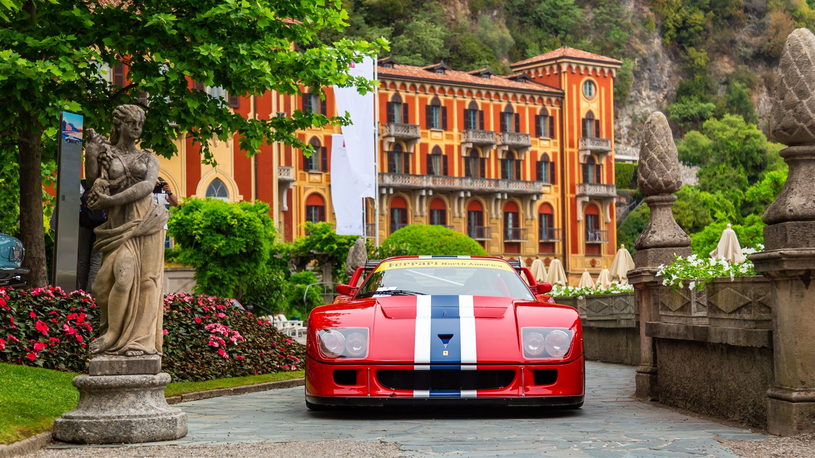Ford GT clásico frente a una villa italiana