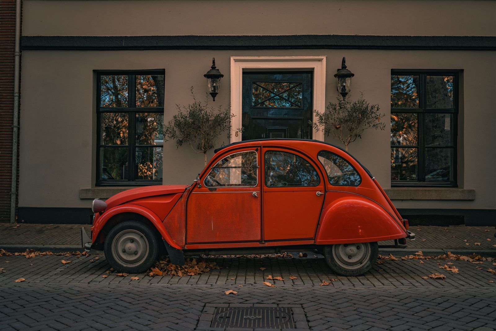 Citroën 2CV rojo aparcado en una calle
