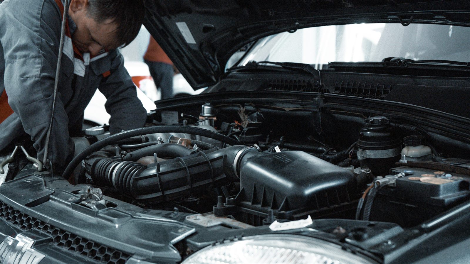 Mecánico trabajando en el motor de un vehículo en un taller