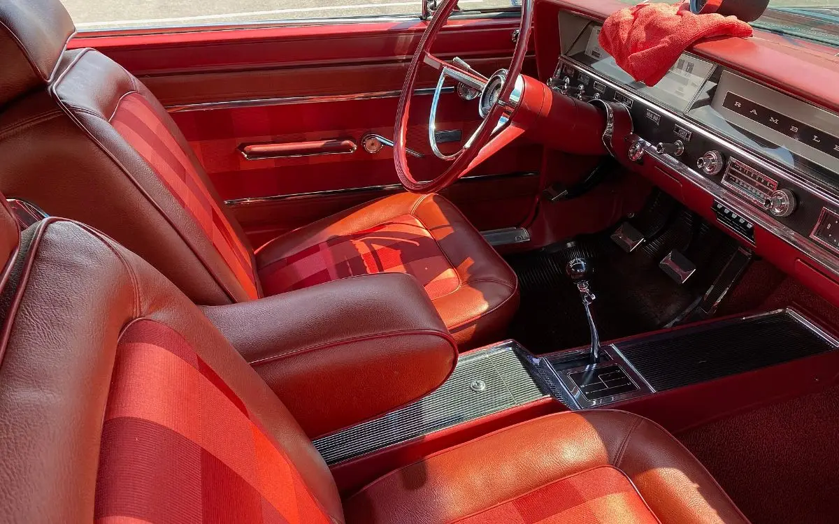 Interior tapizado en rojo de un descapotable clásico de los años sesenta