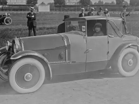 Automóvil clásico carrozado de 1925 en un concurso de elegancia en el Parc des Princes
