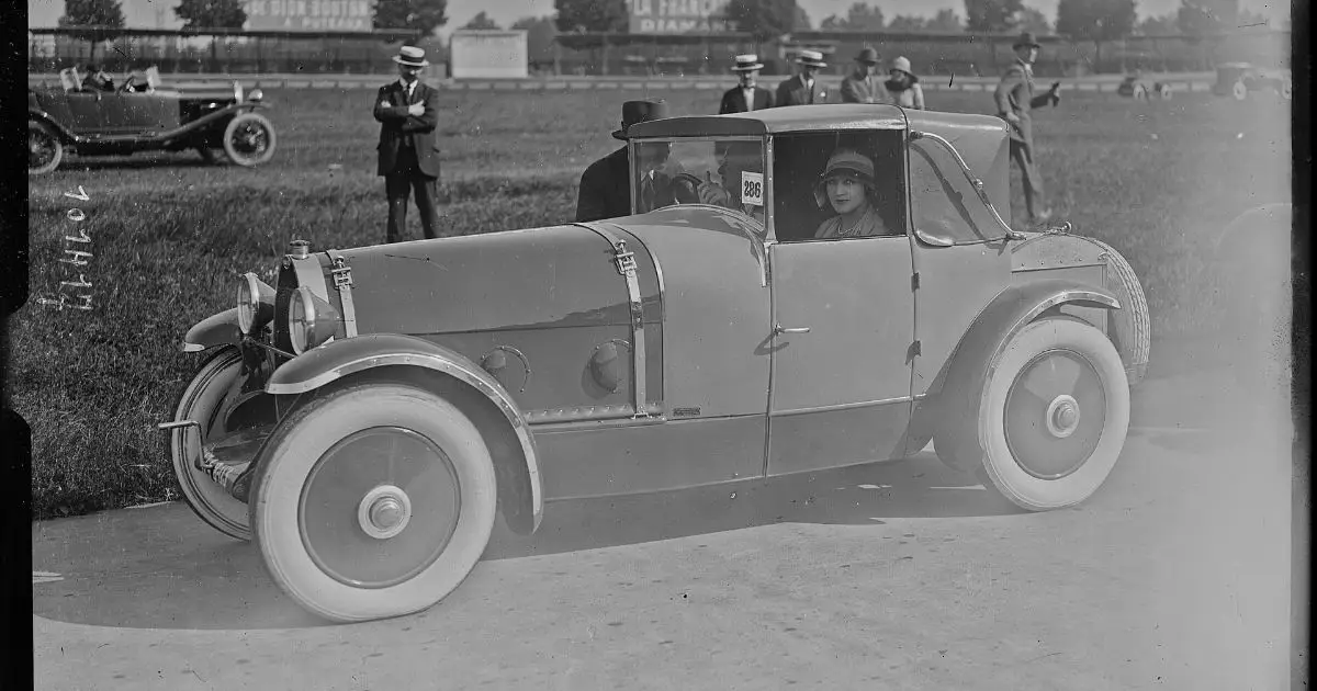 Automóvil clásico carrozado de 1925 en un concurso de elegancia en el Parc des Princes