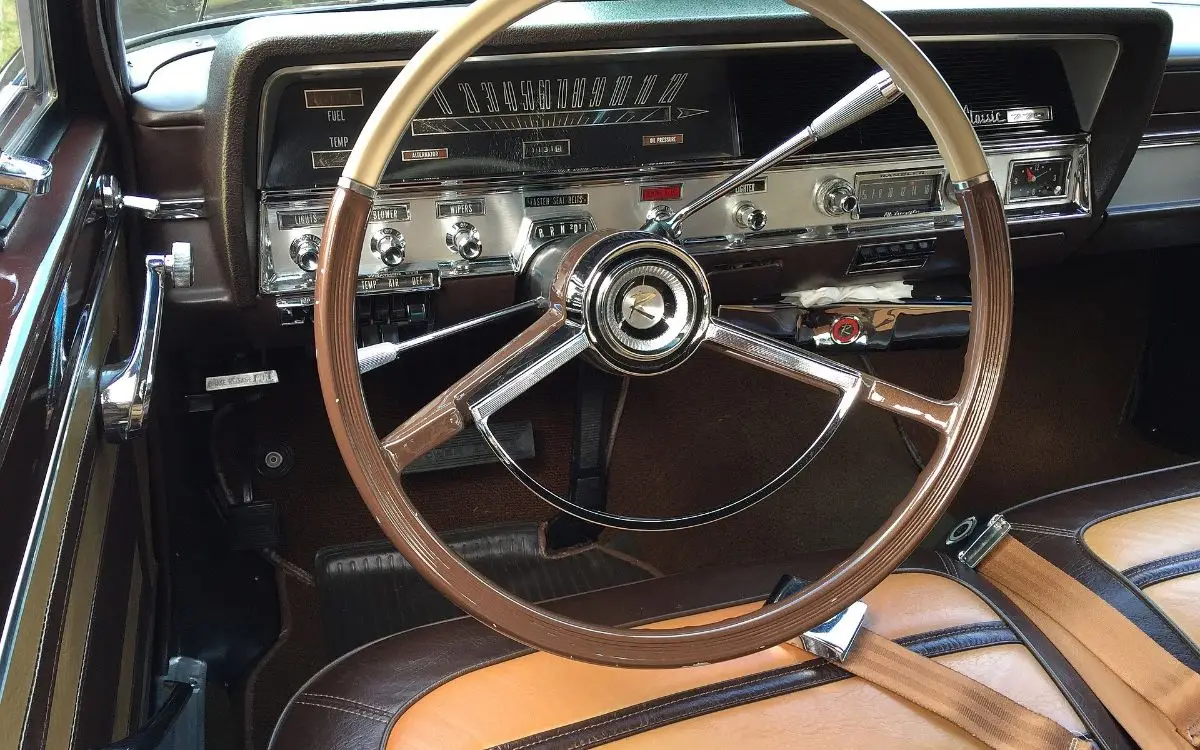 Volante y salpicadero de un automóvil clásico con instrumentación de época